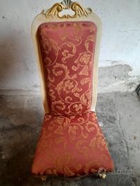 sedia antica con rifiniture oro 