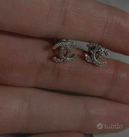 Orecchini eleganti argentati con i brillantini