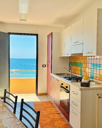 Casa vacanza fronte mare 10 mt.Lung.re 181.2 Avola