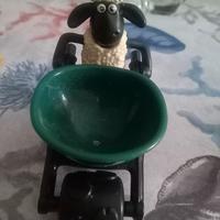 pecora cartone animato che porta la carriola