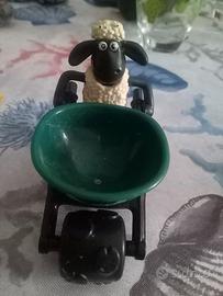 pecora cartone animato che porta la carriola