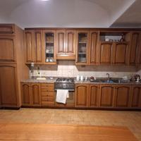 Cucina in legno massello con piano in marmo