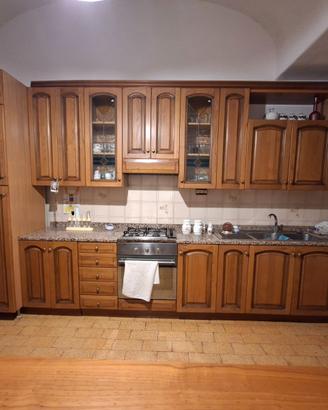 Cucina in legno massello con piano in marmo