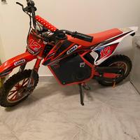 moto elettrica ragazzo