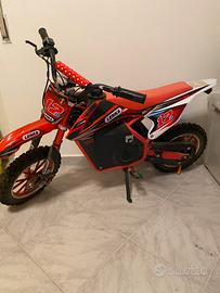 moto elettrica ragazzo
