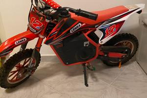moto elettrica ragazzo