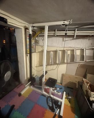 lat machine con cavo alto e cavo basso