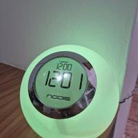 Sveglia Nodis da comodino con lampada