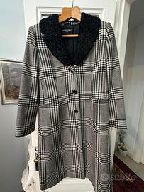 Cappotto stile Chanel con collo in Astrakan