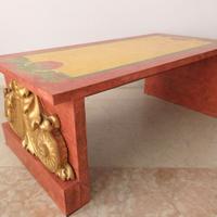 Un coffée table Mongiardino con fregi