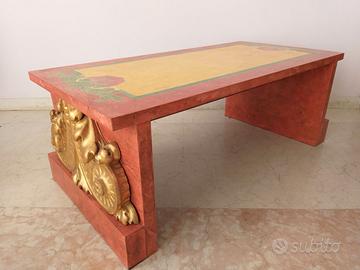 Un coffée table Mongiardino con fregi