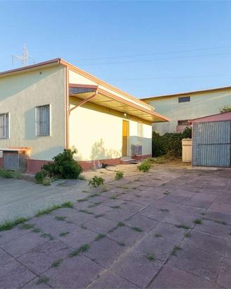 Casa indipendente con giardino su quattro lati