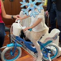 Bicicletta e casco di Frozen