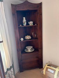 Angoliera antica in legno