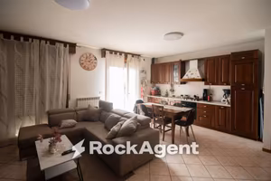 Appartamento di 100 m² con 5 locali a Montecalvo i