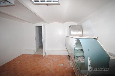 Locale magazzino laboratorio in centro