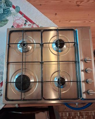 piano cottura a gas 4 fuochi Smeg in acciaio