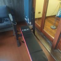 panca piana con bilanciere e pesi