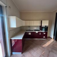 Cucina angolare moderna con elettrodomestici