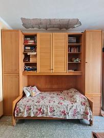 armadio in legno a ponte con letto
