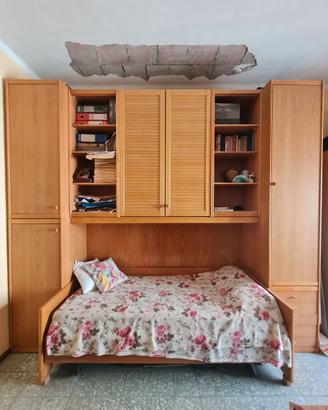armadio in legno a ponte con letto