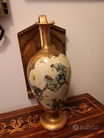 Anfora dorata con fiori