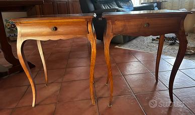 Coppia di comodini / tavolini antichi in legno