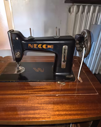 macchina da cucire a pedale Necchi