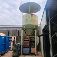 Silos metallico con tetto di protezione 