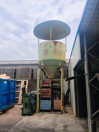 Silos metallico con tetto di protezione 