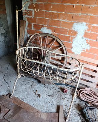 culla antica in ferro battuto