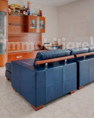 Divano angolare e mobile soggiorno in legno