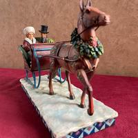 Scultura in resina coppia in carrozza