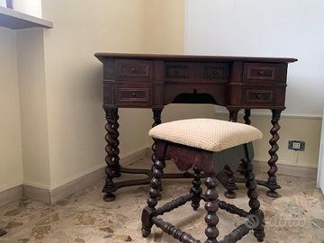 Scrivania in legno con gambe torchon