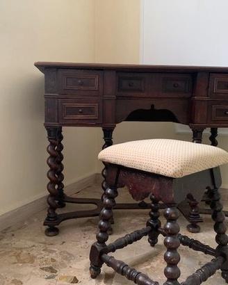 Scrivania in legno con gambe torchon