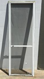 Zanzariere a battente disponibili per sgombero