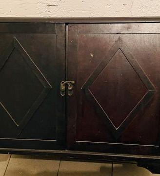 Mobiletto in legno scuro