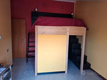 Letto a soppalco con armadiatura