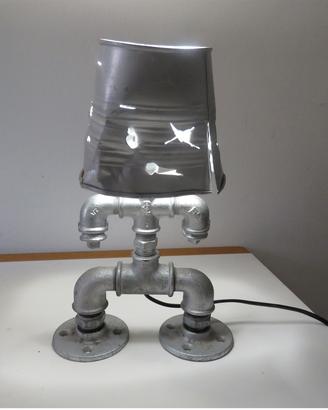 Lampada in metallo , artigianale, pezzo unico