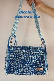 Borsa bicolore blu/azzurra a uncinetto