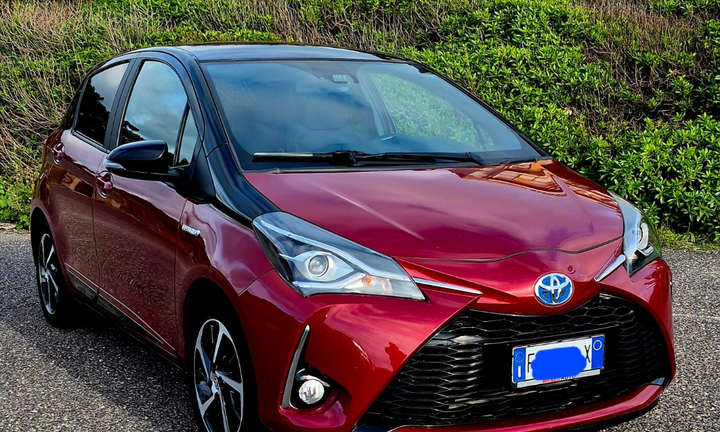 Toyota Yaris 1.5 Hybrid 5P " Red edition"