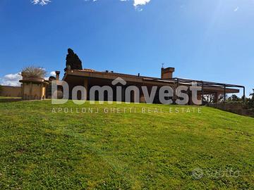 Villa di 250 m² con più di 5 locali a Montalto di 
