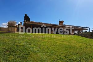 Villa di 250 m² con più di 5 locali a Montalto di 
