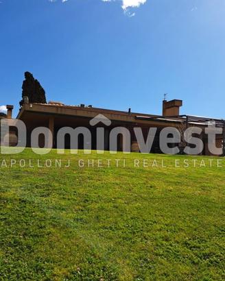 Villa di 250 m² con più di 5 locali a Montalto di 