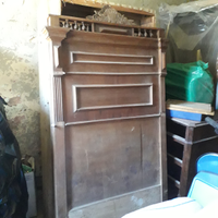 Antico letto in legno