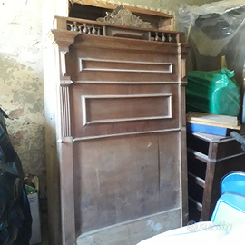 Antico letto in legno