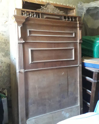 Antico letto in legno