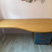 Scrivania con cassettiera – legno chiaro e blu