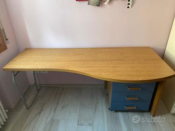 Scrivania con cassettiera – legno chiaro e blu