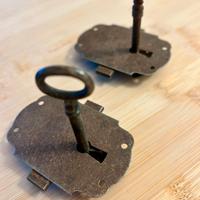 Due serrature vintage con chiavi